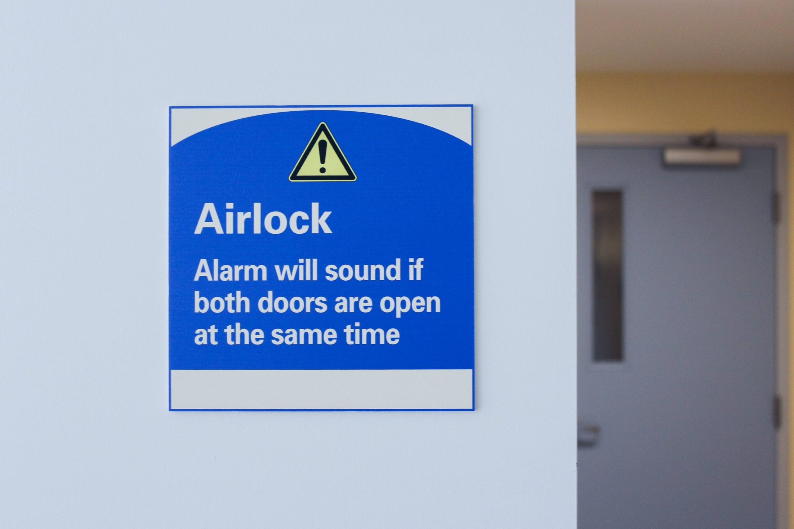 A sign warning that people are entering a hospital's airlock area.